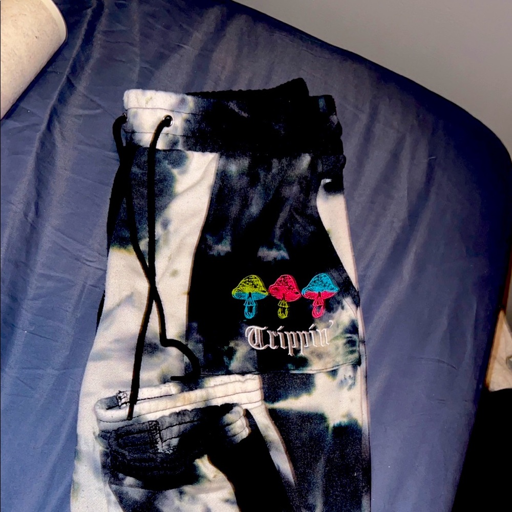 it’s from rue21 , they are a size large.